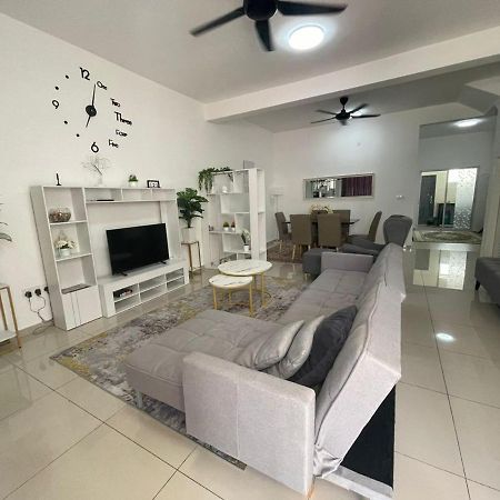 Safiyya Homestay Клуанг Экстерьер фото