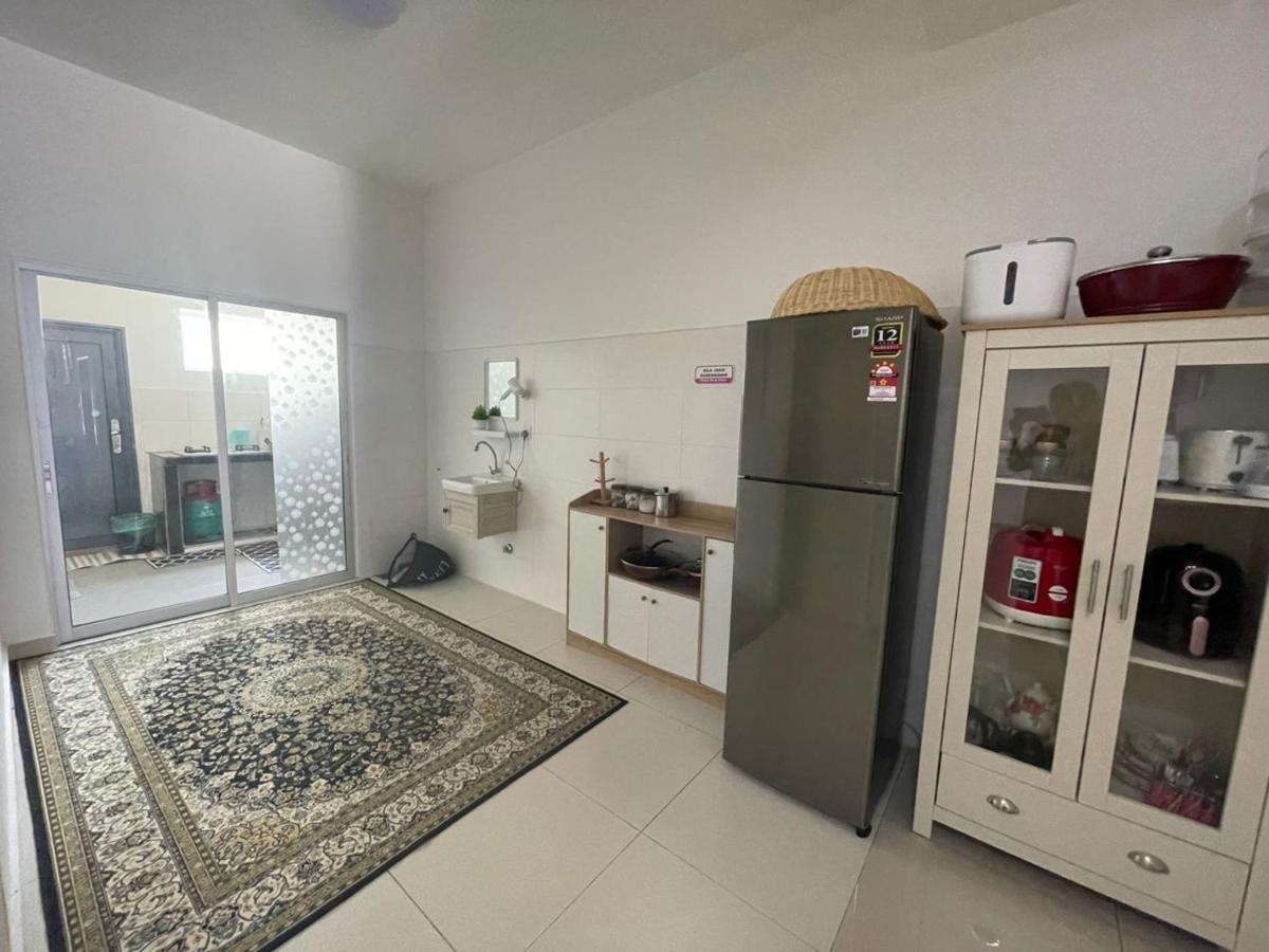 Safiyya Homestay Клуанг Экстерьер фото